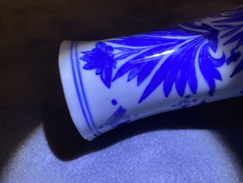 Un vase de forme bouteille en porcelaine de Chine en bleu et blanc, &eacute;poque Transition