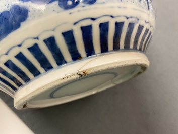 Un vase de forme rouleau en porcelaine de Chine en bleu et blanc, 19&egrave;me