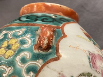 Twee grote Chinese blauw-witte en drie famille rose theepotten, 19/20e eeuw