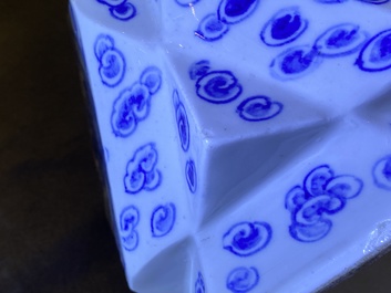 Twee grote Chinese blauw-witte en drie famille rose theepotten, 19/20e eeuw