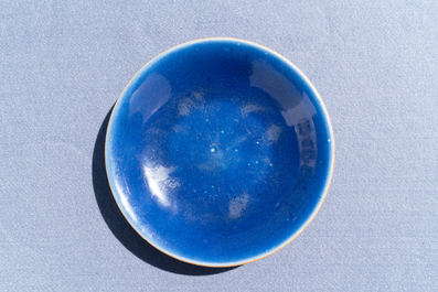 Cinq pi&egrave;ces en porcelaine de Chine bleu monochrome, 19/20&egrave;me