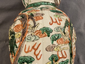 Un vase de forme double gourde en porcelaine de Chine famille verte sur socle en bois, 19/20&egrave;me