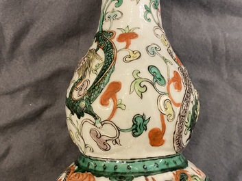 Un vase de forme double gourde en porcelaine de Chine famille verte sur socle en bois, 19/20&egrave;me