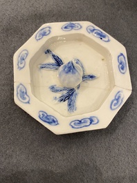 Twee grote Chinese blauw-witte en drie famille rose theepotten, 19/20e eeuw
