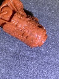 Une tabati&egrave;re en corail rouge figurant un dragon, Chine, R&eacute;publique