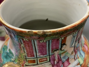 Une paire de vases couverts en porcelaine de Chine famille rose de Canton, 19&egrave;me