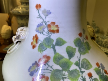 Drie Chinese famille rose vazen met dieren en bloemen, 19/20e eeuw