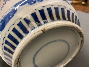 Un vase de forme rouleau en porcelaine de Chine en bleu et blanc, 19&egrave;me