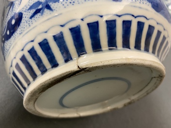 Un vase de forme rouleau en porcelaine de Chine en bleu et blanc, 19&egrave;me