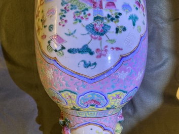 Deux vases en porcelaine de Chine famille rose pour le march&eacute; Straits ou Peranakan, 19&egrave;me