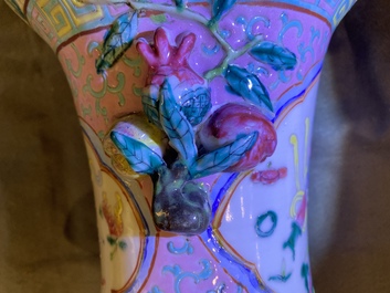 Deux vases en porcelaine de Chine famille rose pour le march&eacute; Straits ou Peranakan, 19&egrave;me