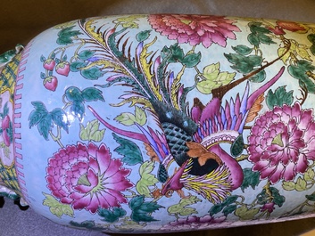 Deux vases en porcelaine de Chine famille rose pour le march&eacute; Straits ou Peranakan, 19&egrave;me