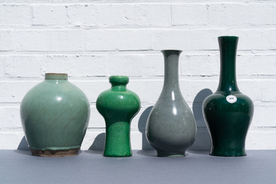 Zeven stukken Chinees monochroom groen en turquoise porselein, 19/20e eeuw