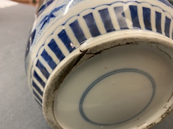Un vase de forme rouleau en porcelaine de Chine en bleu et blanc, 19&egrave;me