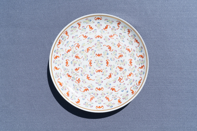 Un plat en porcelaine de Chine famille rose &agrave; d&eacute;cor de '100 chauve-souris', marque et &eacute;poque de Guangxu
