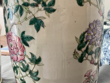 Une paire de vases en porcelaine de Chine famille rose &agrave; d&eacute;cor d'oiseaux parmi branches fleuries, 19&egrave;me