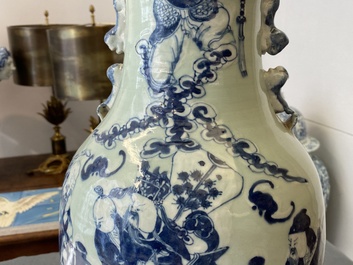 Een Chinese famille rose en een blauw-witte celadon vaas, 19e eeuw