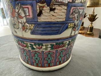 Een Chinese famille rose en een blauw-witte celadon vaas, 19e eeuw