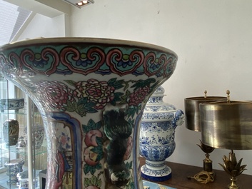 Een Chinese famille rose en een blauw-witte celadon vaas, 19e eeuw