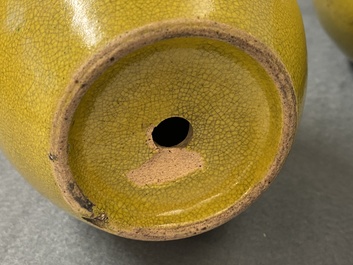 Trois paires de vases et une paire de plats en porcelaine de Chine monochrome, 19/20&egrave;me