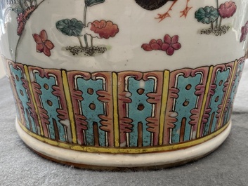 Une paire de vases en porcelaine de Chine famille rose &agrave; d&eacute;cor d'oiseaux parmi branches fleuries, 19&egrave;me