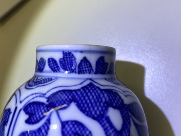 Cinq vases en porcelaine de Chine en bleu et blanc dont un surd&eacute;cor&eacute;, Kangxi