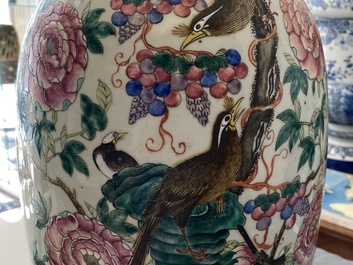 Une paire de vases en porcelaine de Chine famille rose &agrave; d&eacute;cor d'oiseaux parmi branches fleuries, 19&egrave;me