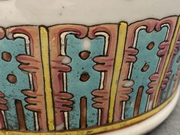 Une paire de vases en porcelaine de Chine famille rose &agrave; d&eacute;cor d'oiseaux parmi branches fleuries, 19&egrave;me