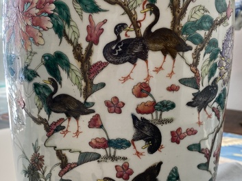 Une paire de vases en porcelaine de Chine famille rose &agrave; d&eacute;cor d'oiseaux parmi branches fleuries, 19&egrave;me