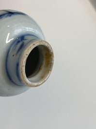 Cinq vases en porcelaine de Chine en bleu et blanc dont un surd&eacute;cor&eacute;, Kangxi