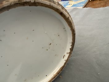 Een Chinese famille rose en een blauw-witte celadon vaas, 19e eeuw