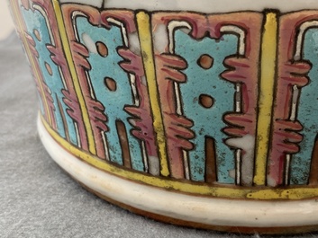Une paire de vases en porcelaine de Chine famille rose &agrave; d&eacute;cor d'oiseaux parmi branches fleuries, 19&egrave;me
