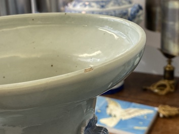 Een Chinese famille rose en een blauw-witte celadon vaas, 19e eeuw