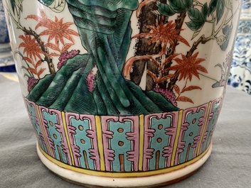 Une paire de vases en porcelaine de Chine famille rose &agrave; d&eacute;cor d'oiseaux parmi branches fleuries, 19&egrave;me