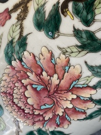 Une paire de vases en porcelaine de Chine famille rose &agrave; d&eacute;cor d'oiseaux parmi branches fleuries, 19&egrave;me