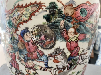 Een Chinese famille rose en een blauw-witte celadon vaas, 19e eeuw
