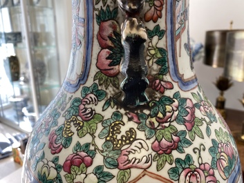 Een Chinese famille rose en een blauw-witte celadon vaas, 19e eeuw