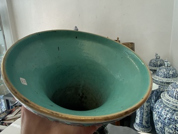 Een Chinese famille rose en een blauw-witte celadon vaas, 19e eeuw