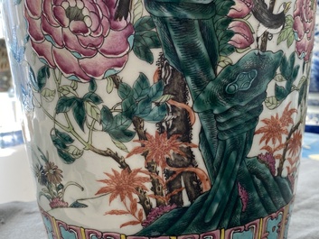 Une paire de vases en porcelaine de Chine famille rose &agrave; d&eacute;cor d'oiseaux parmi branches fleuries, 19&egrave;me