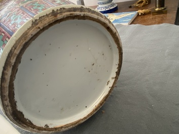 Een Chinese famille rose en een blauw-witte celadon vaas, 19e eeuw