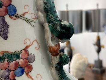 Une paire de vases en porcelaine de Chine famille rose &agrave; d&eacute;cor d'oiseaux parmi branches fleuries, 19&egrave;me