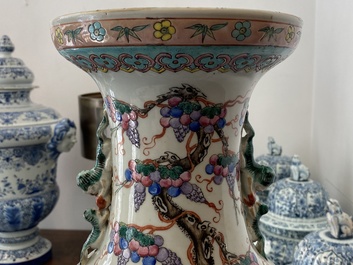 Une paire de vases en porcelaine de Chine famille rose &agrave; d&eacute;cor d'oiseaux parmi branches fleuries, 19&egrave;me