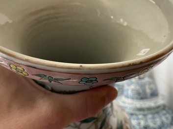 Une paire de vases en porcelaine de Chine famille rose &agrave; d&eacute;cor d'oiseaux parmi branches fleuries, 19&egrave;me