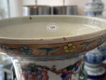 Une paire de vases en porcelaine de Chine famille rose &agrave; d&eacute;cor d'oiseaux parmi branches fleuries, 19&egrave;me