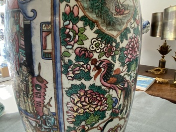 Een Chinese famille rose en een blauw-witte celadon vaas, 19e eeuw