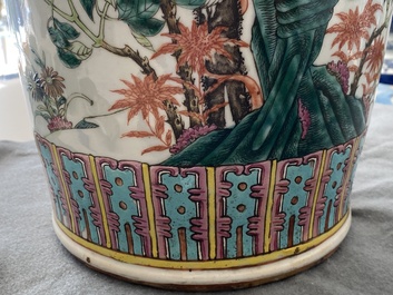 Une paire de vases en porcelaine de Chine famille rose &agrave; d&eacute;cor d'oiseaux parmi branches fleuries, 19&egrave;me