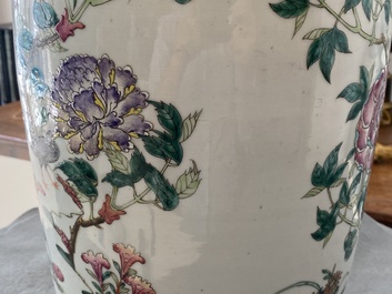 Une paire de vases en porcelaine de Chine famille rose &agrave; d&eacute;cor d'oiseaux parmi branches fleuries, 19&egrave;me