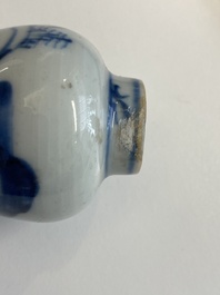 Cinq vases en porcelaine de Chine en bleu et blanc dont un surd&eacute;cor&eacute;, Kangxi