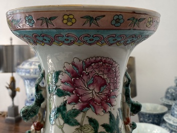 Une paire de vases en porcelaine de Chine famille rose &agrave; d&eacute;cor d'oiseaux parmi branches fleuries, 19&egrave;me