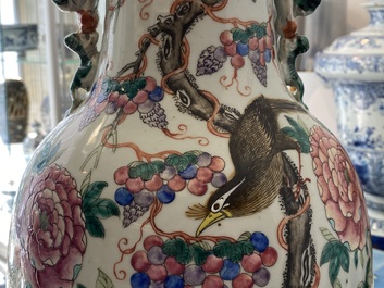 Une paire de vases en porcelaine de Chine famille rose &agrave; d&eacute;cor d'oiseaux parmi branches fleuries, 19&egrave;me